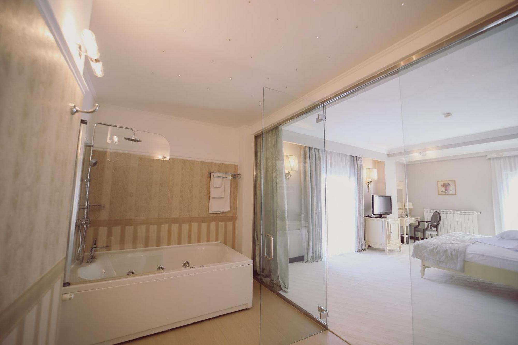 Hotel Helen Bacău Esterno foto
