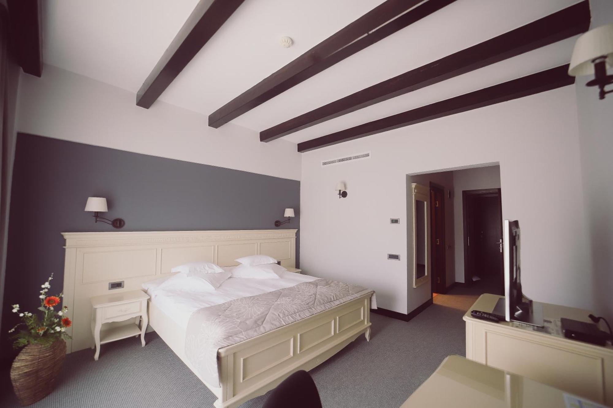 Hotel Helen Bacău Esterno foto