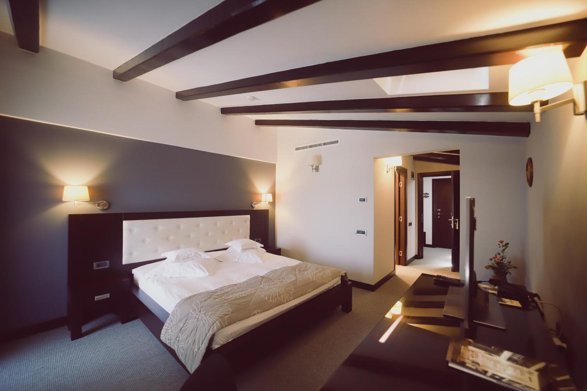 Hotel Helen Bacău Esterno foto