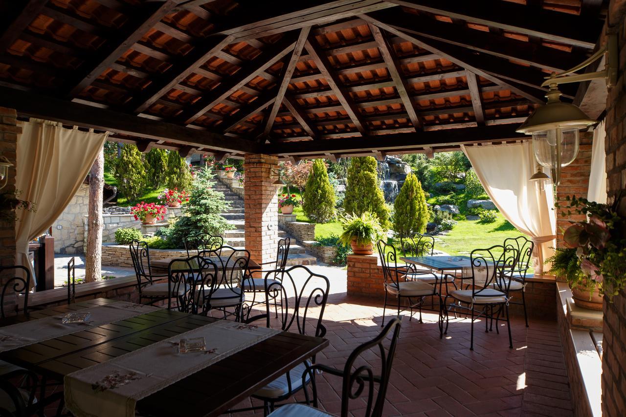 Hotel Helen Bacău Esterno foto